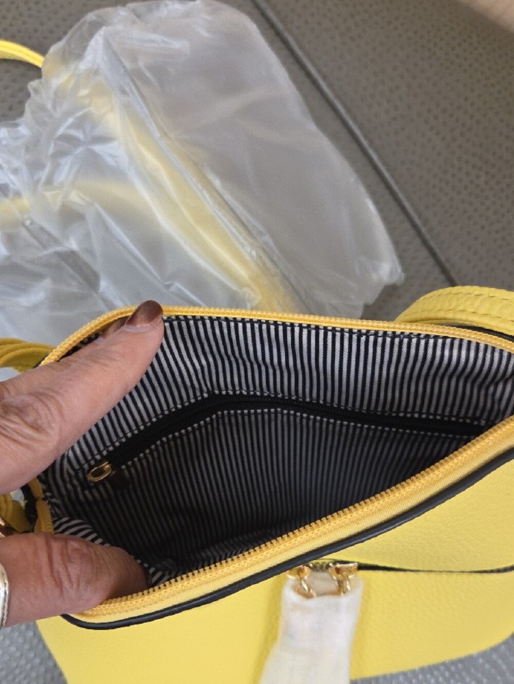 Sunny Yellow Tassel Crossbody Bag - Women - Picture 4 of 8